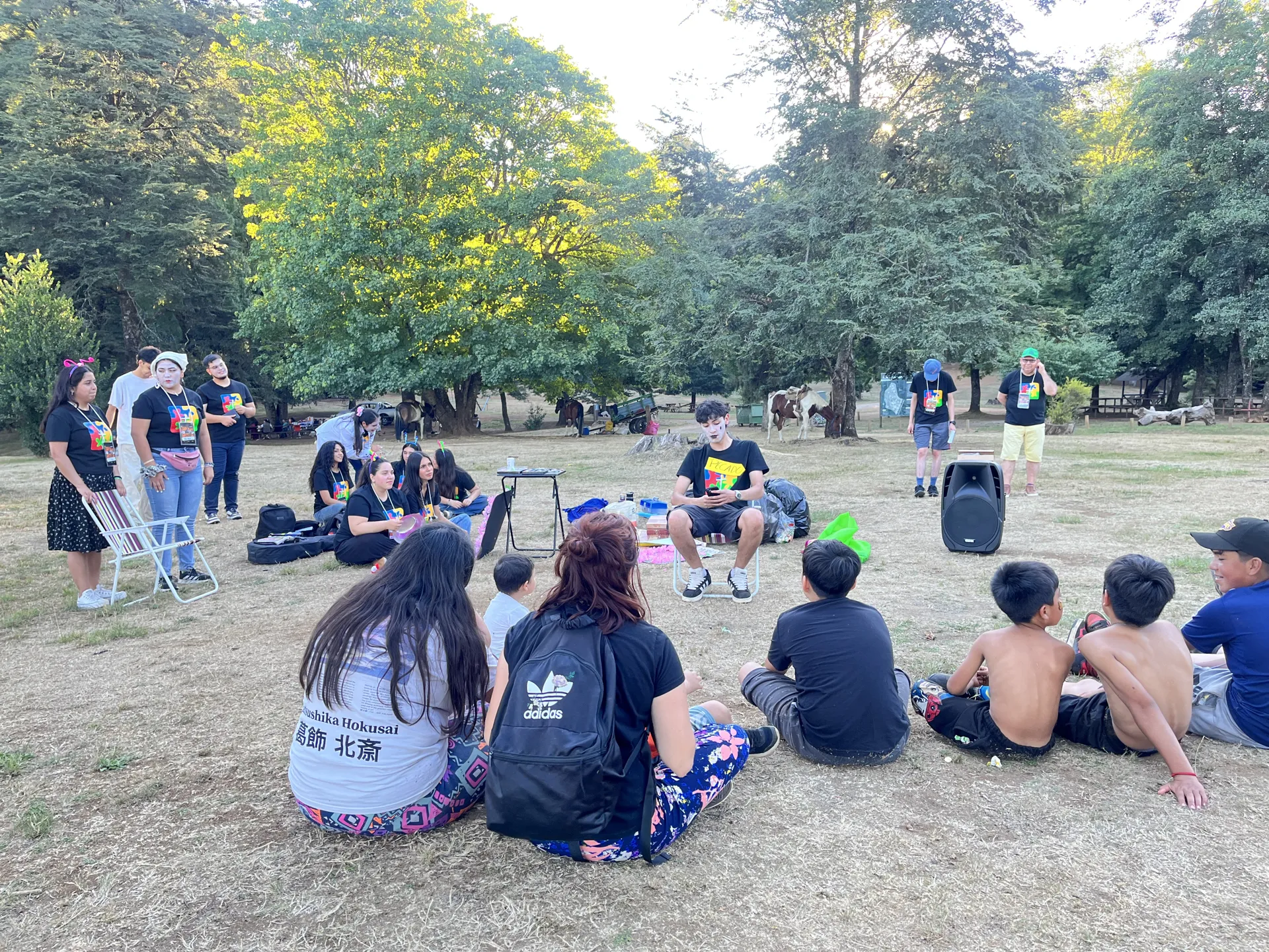 Jóvenes adorando a Dios en comunidad